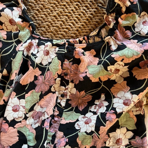 Who What Wear Floral Puff Sleeve Button Top - Picture 3 of 4